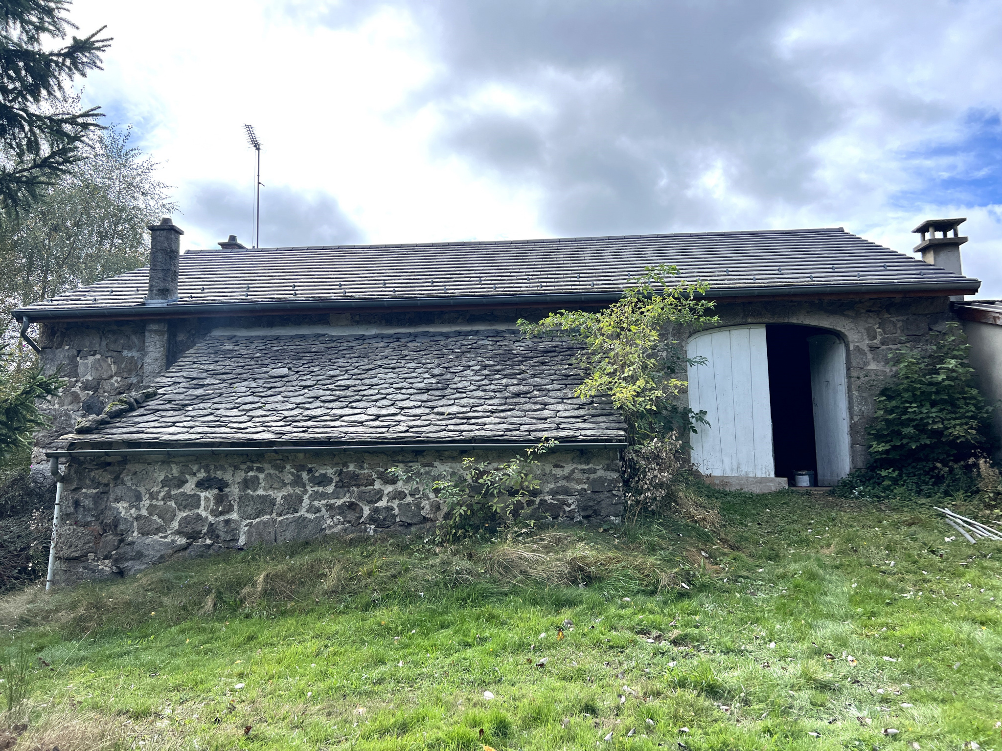 Maison en pierre avec dépendances