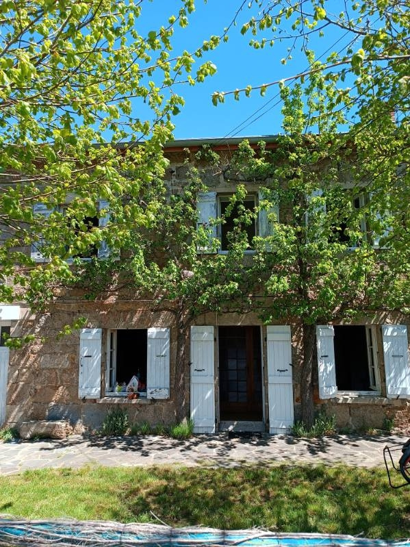 Maison en pierre avec dépendances