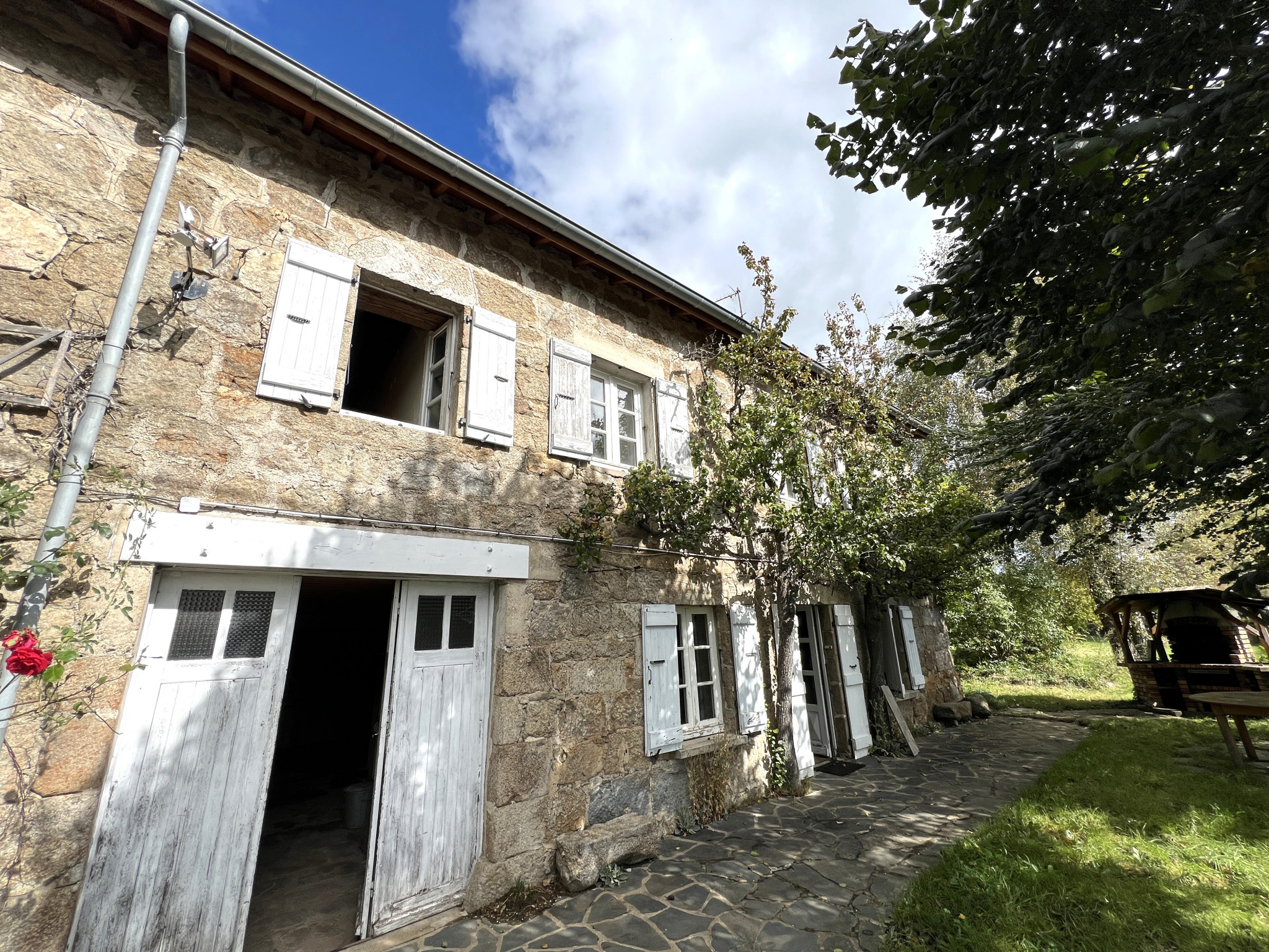 Maison en pierre avec dépendances