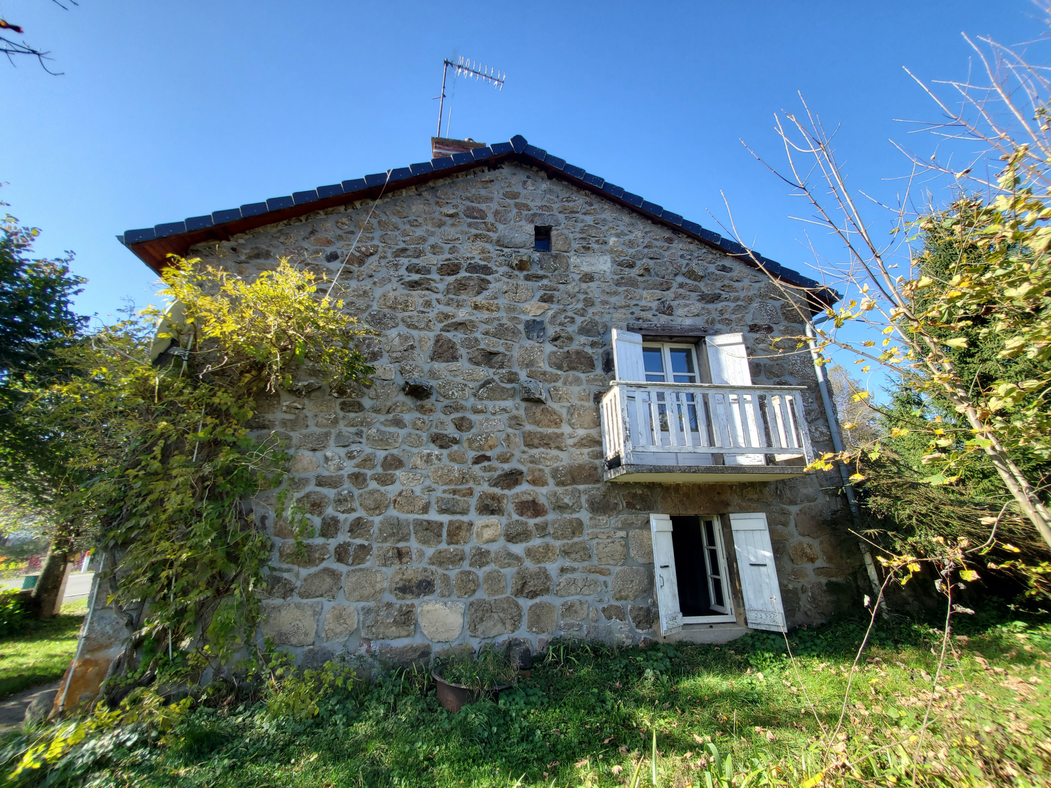 Maison en pierre avec dépendances