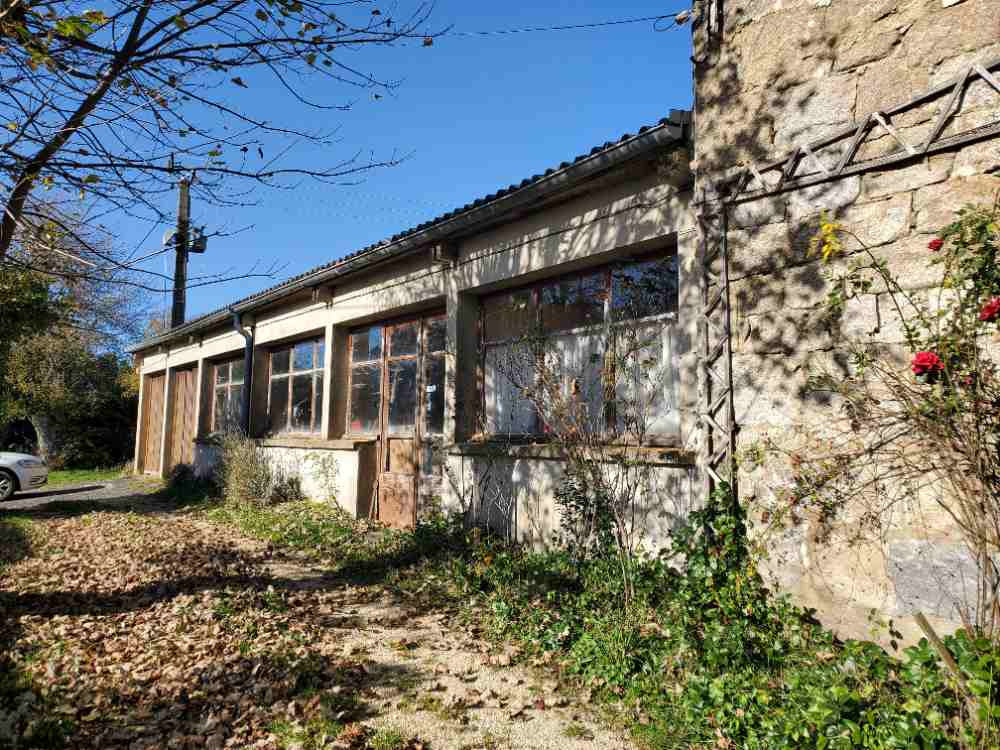 Maison en pierre avec dépendances