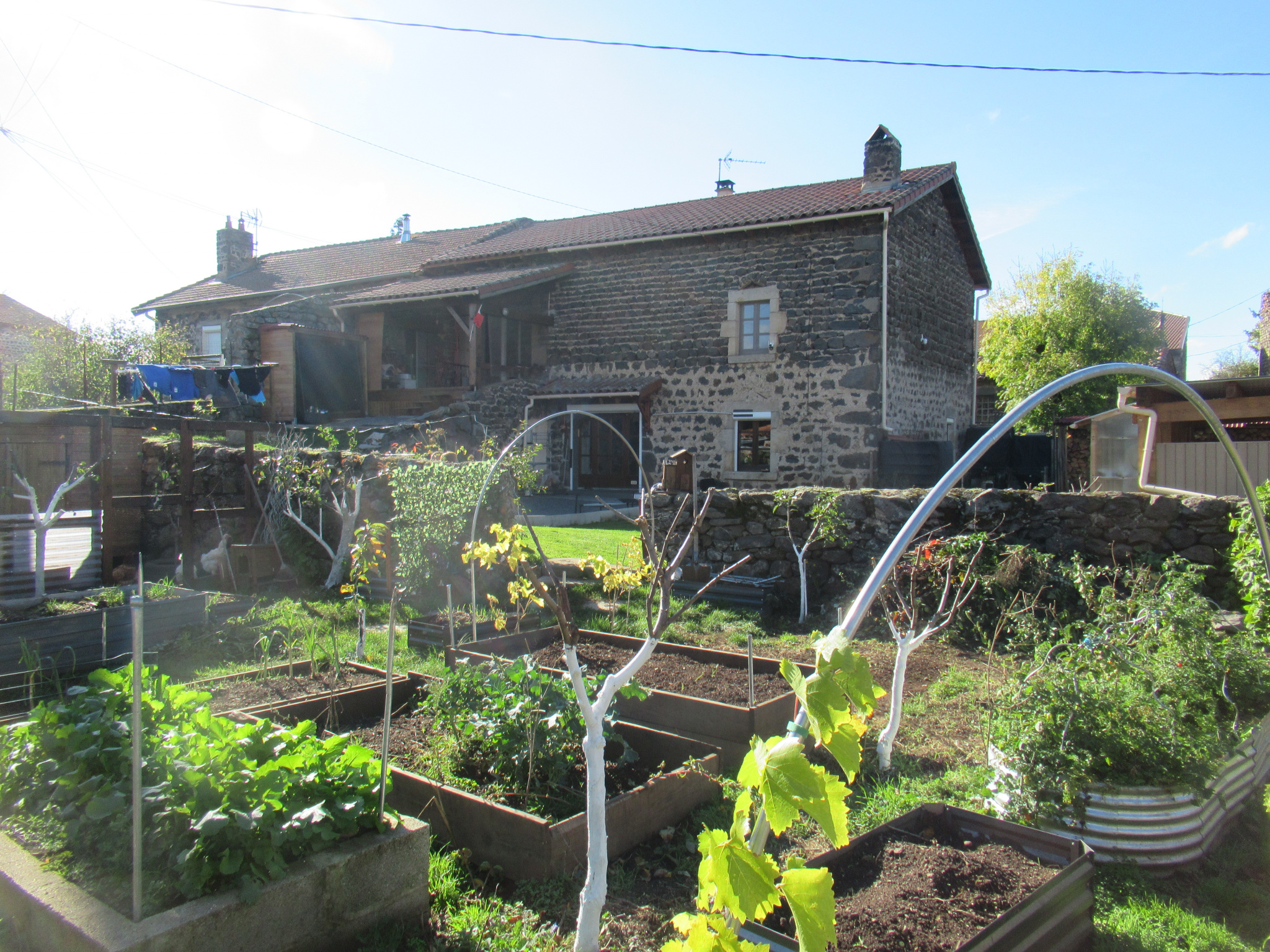 Ferme restaurée récemment avec terrain attenant