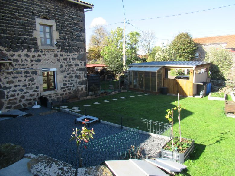 Ferme restaurée récemment avec terrain attenant