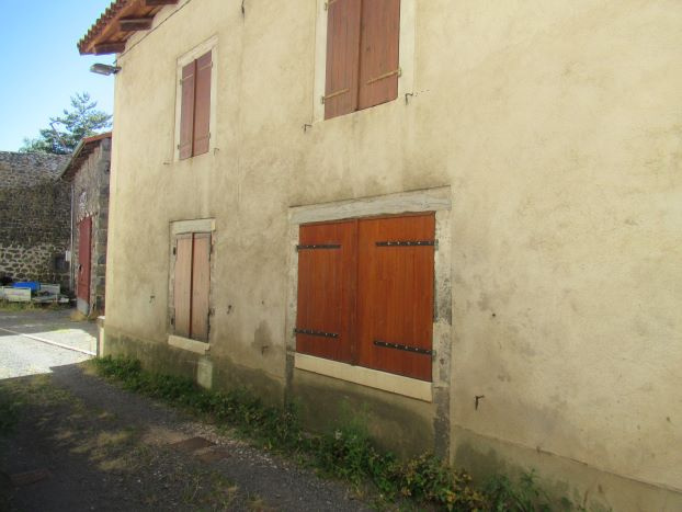 Maison de village avec toiture récente