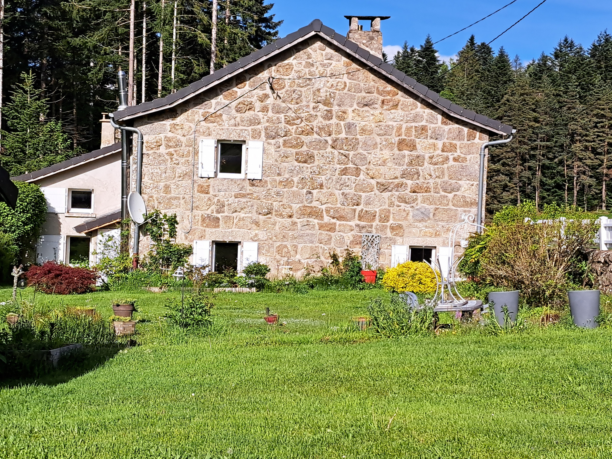 Ferme rénovée Mazet Saint Voy sise sur  2850m2