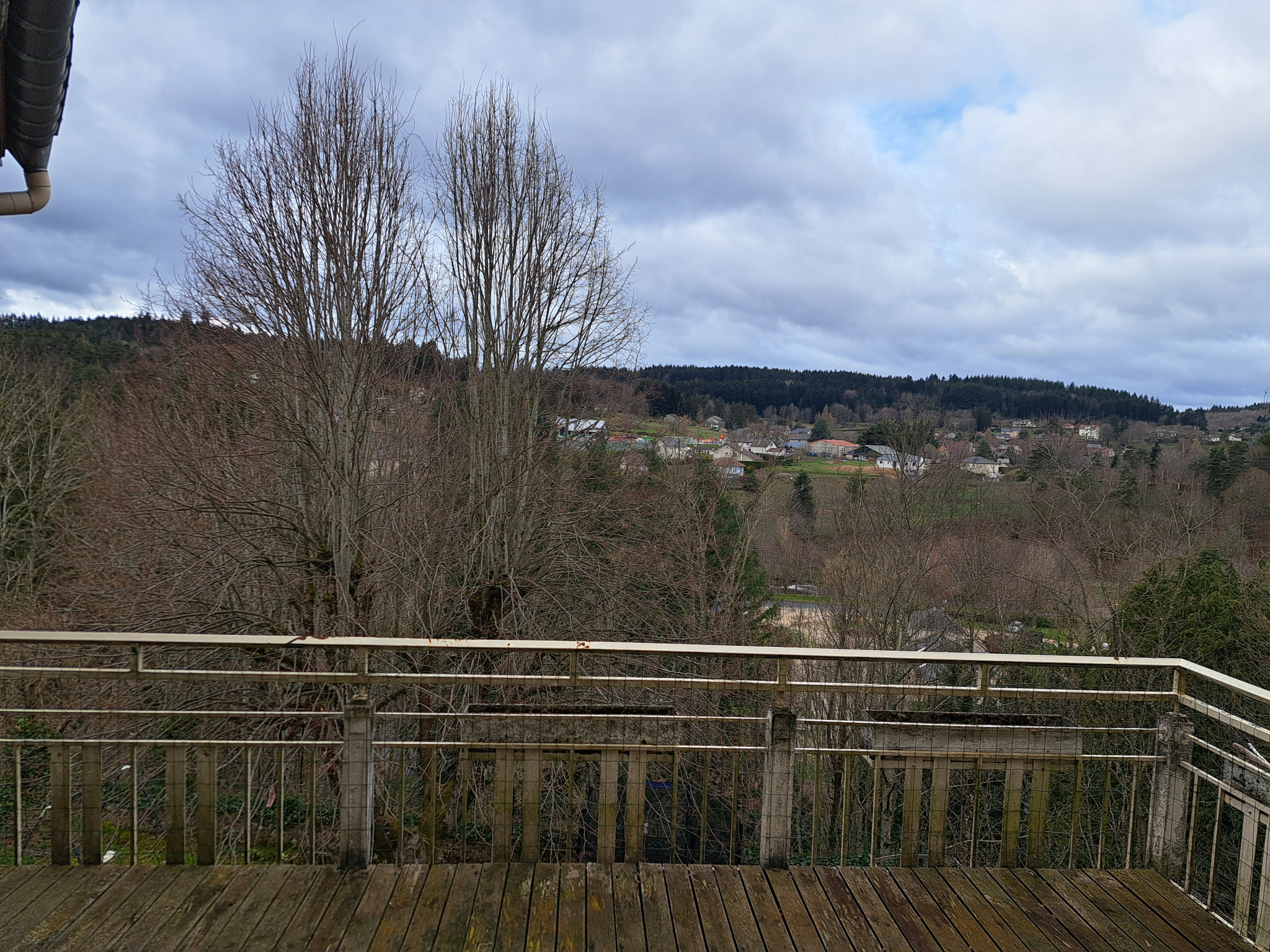 CHAMBON SUR LIGNON proche du centre dans une rue calme, vue très ouverte.