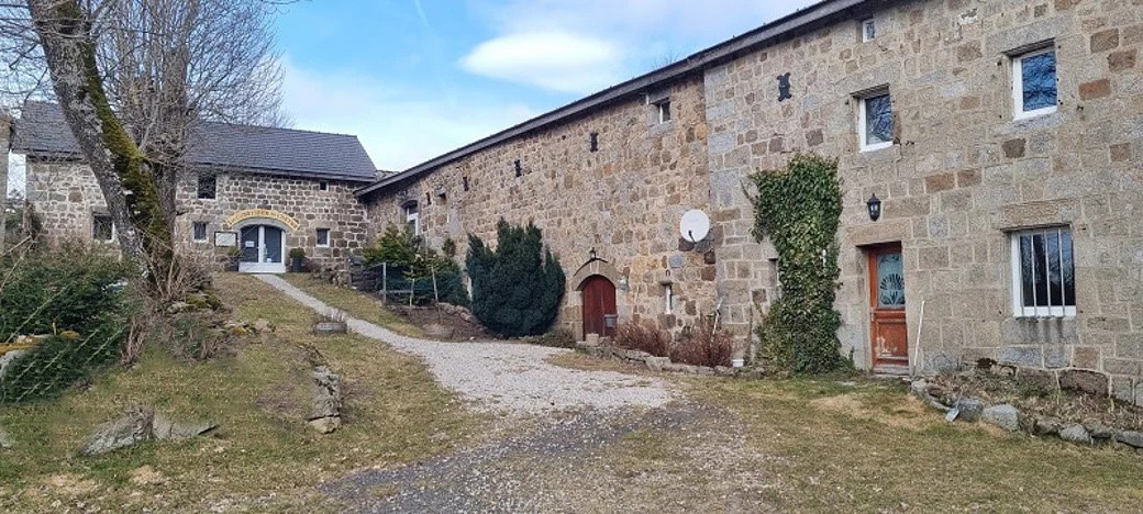 Le Chambon sur Lignon grande ferme rénovée sur 27 190 m2