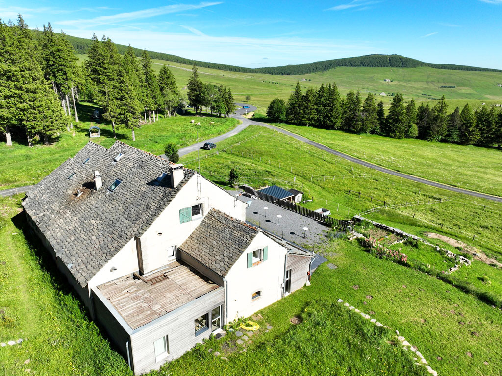 Accueil restaurant murs et fonds au pied du Mézenc