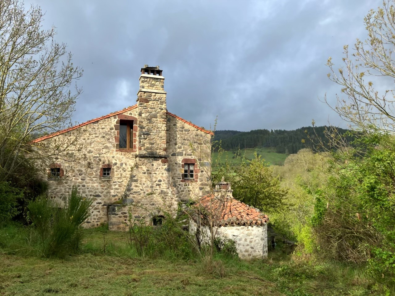 Ferme restaurée avec 7 hectares de terrain