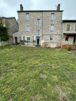 Maison de village en pierre rénovée, 3 appartements, un garage, un jardin, une cave