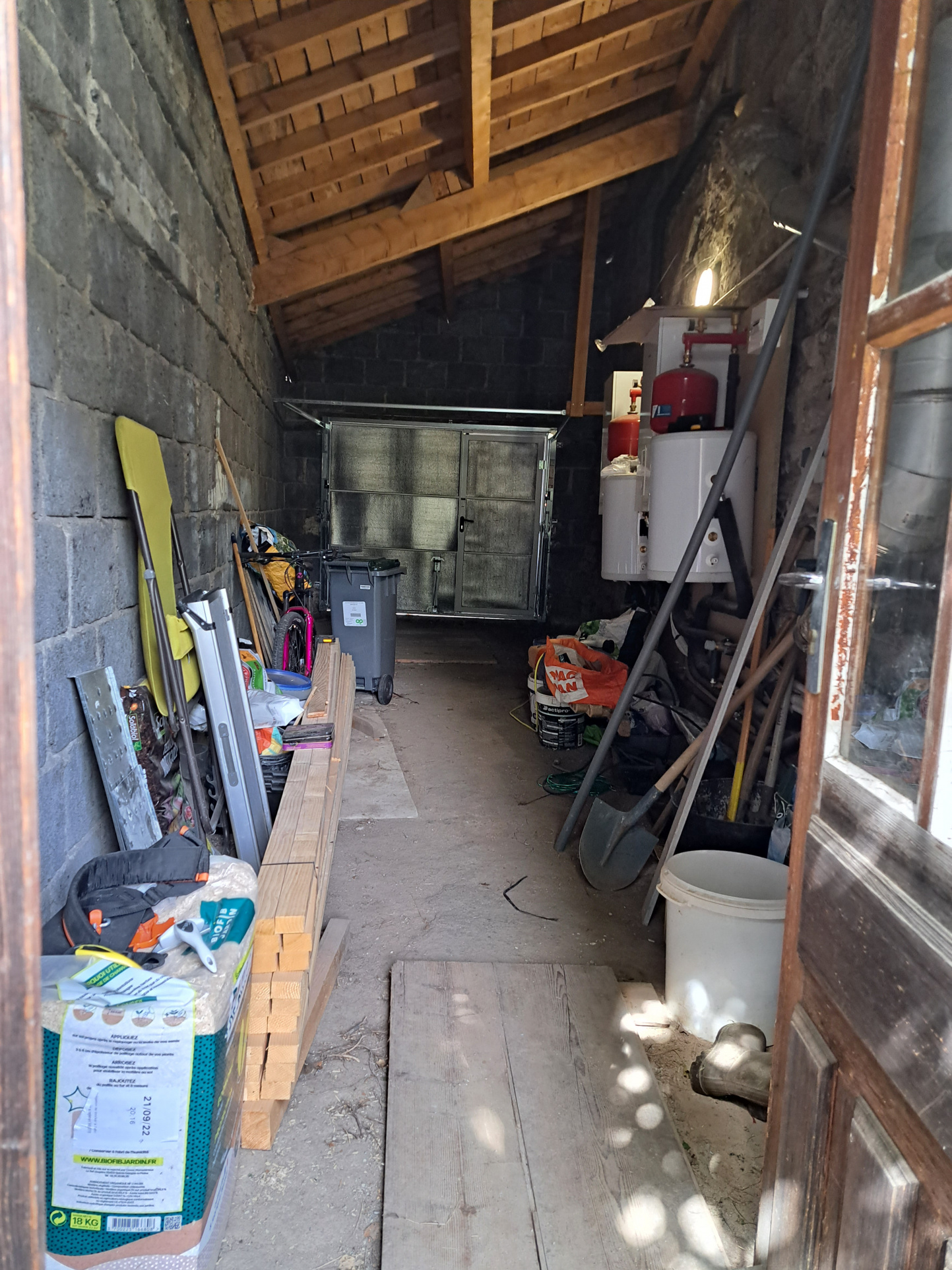 Maison de village en pierre rénovée, 3 appartements, un garage, un jardin, une cave