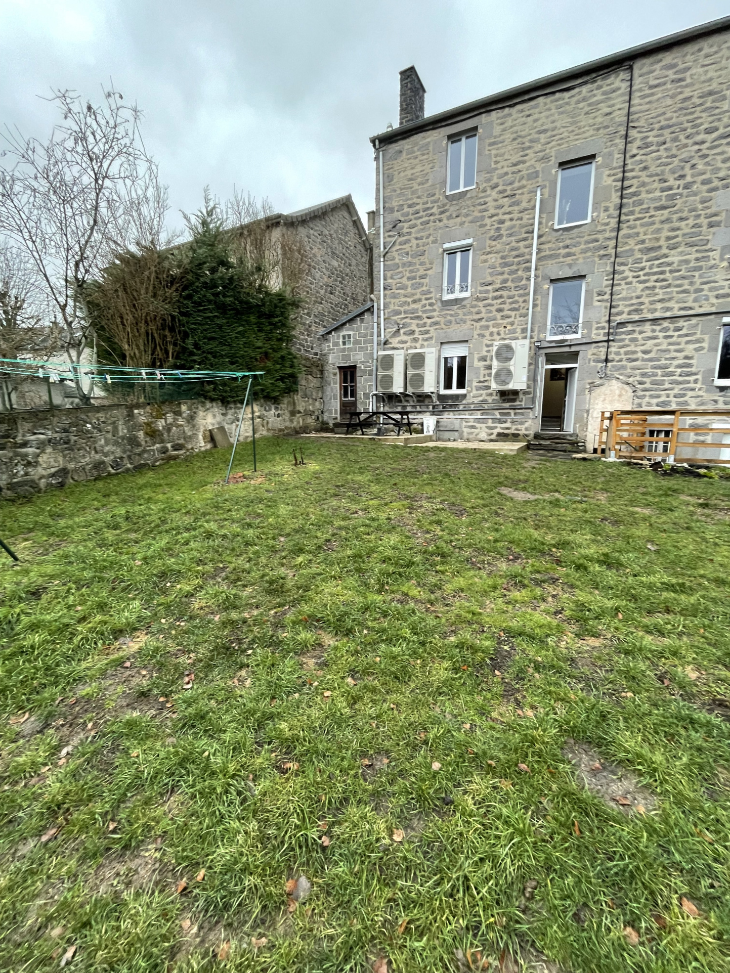 Maison de village en pierre rénovée, 3 appartements, un garage, un jardin, une cave