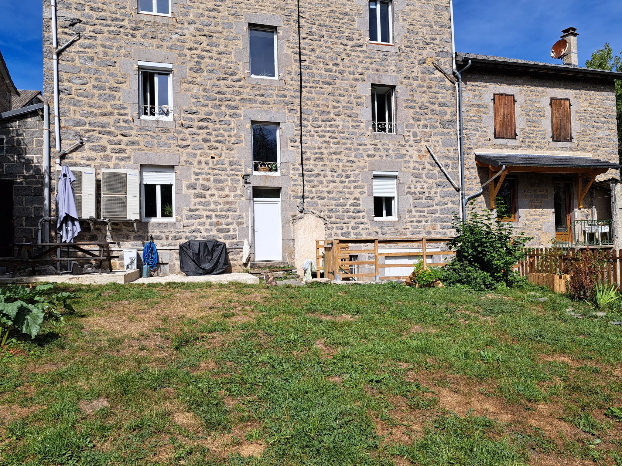 Maison de village en pierre rénovée, 3 appartements, un garage, un jardin, une cave