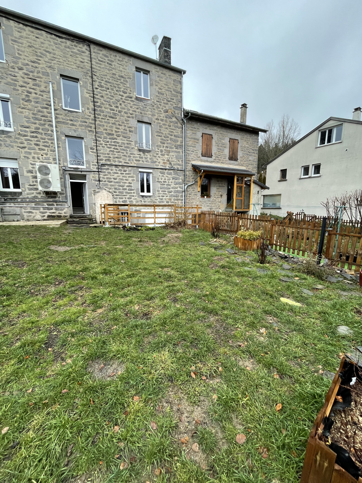 Maison de village en pierre rénovée, 3 appartements, un garage, un jardin, une cave