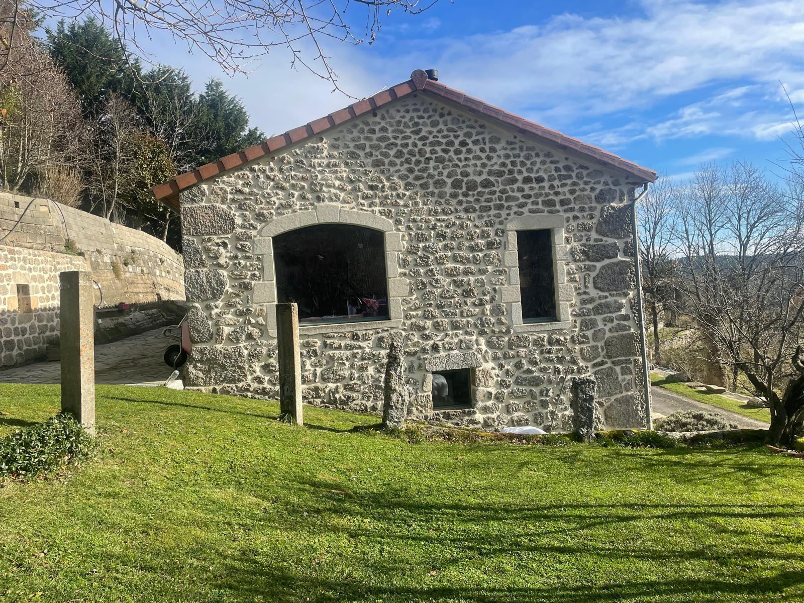 Très belle bâtisse en pierres avec 7800 m2 de terrain