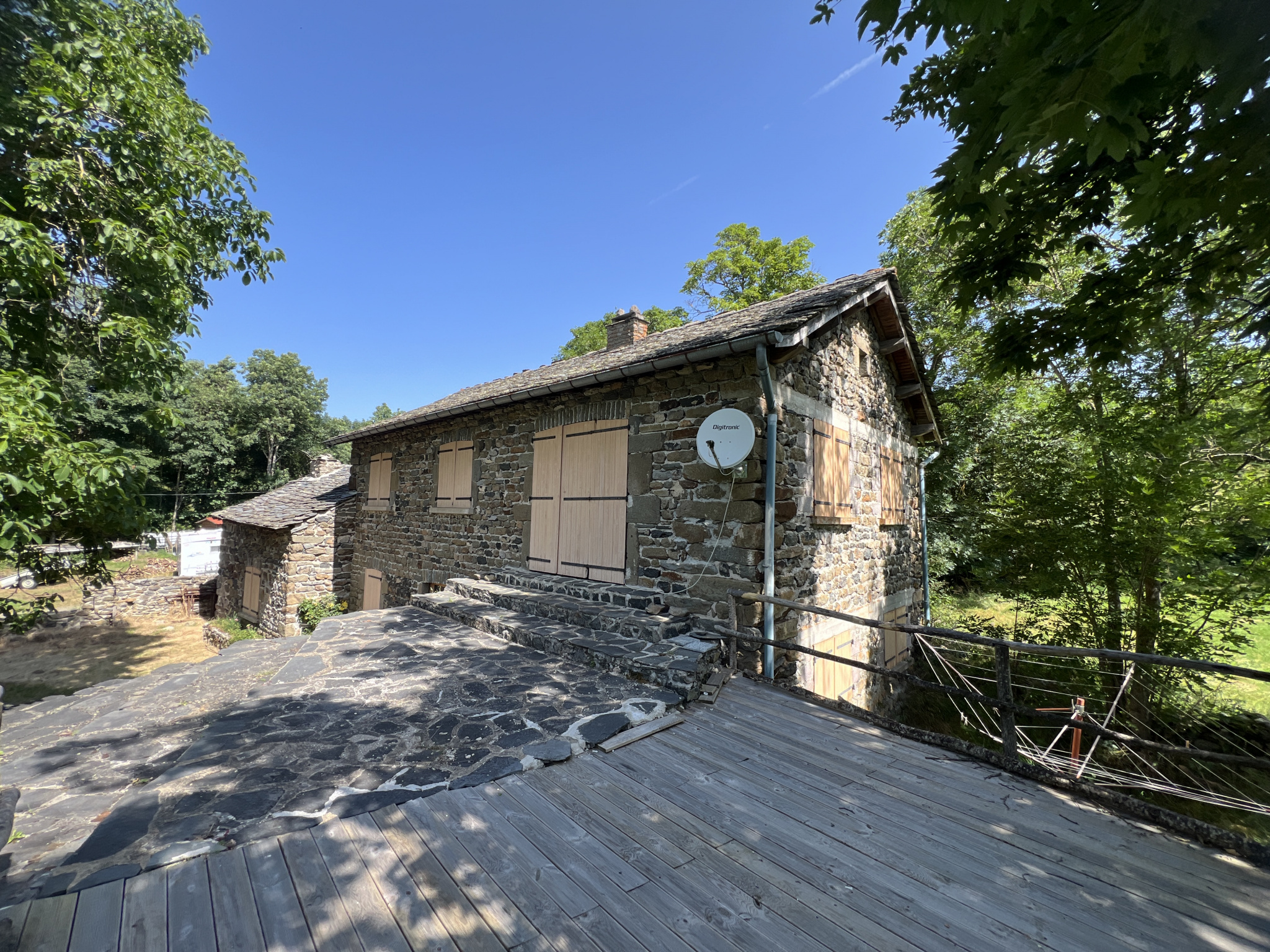 Maison en pierre avec grand terrain