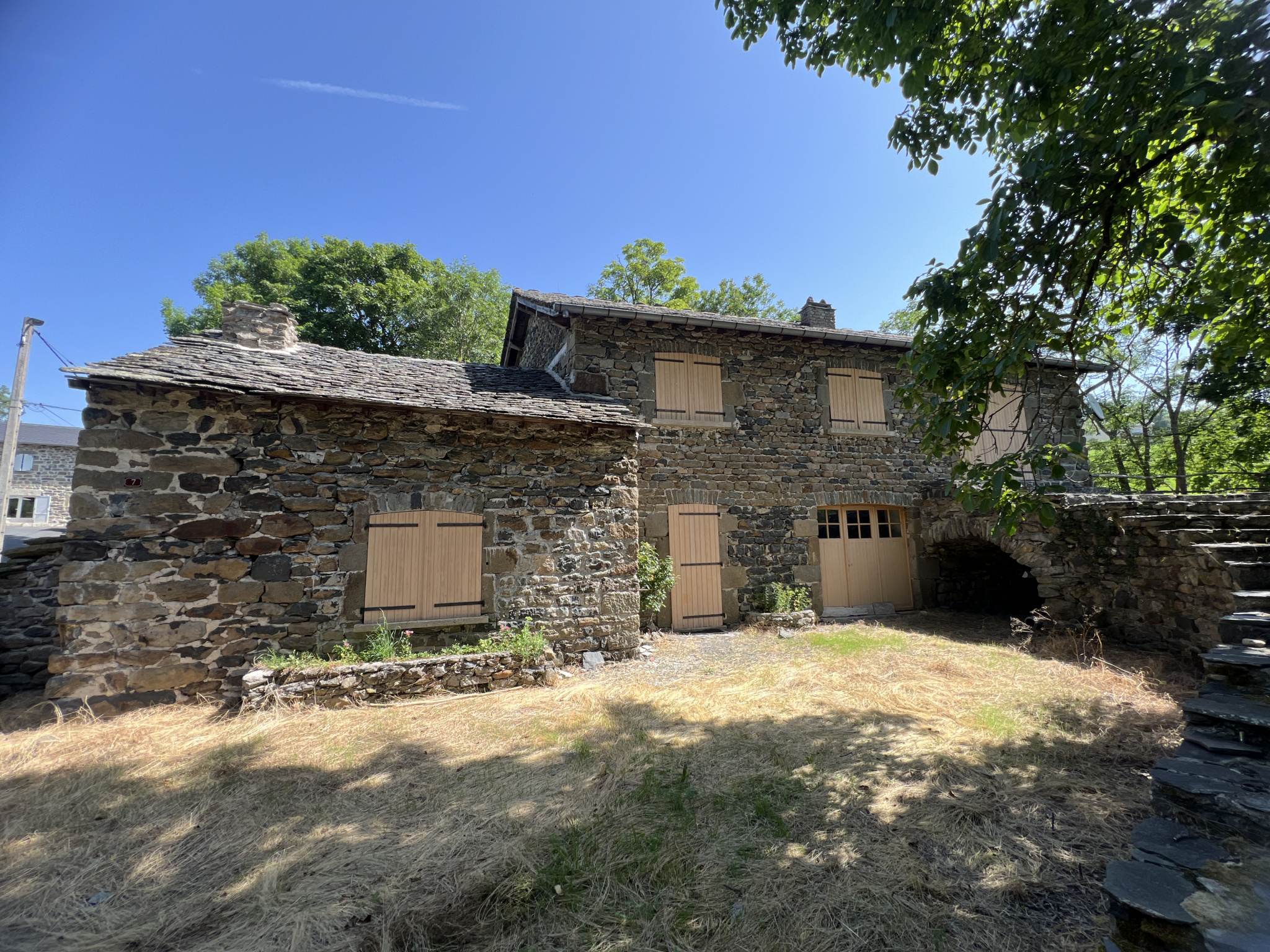 Maison en pierre avec grand terrain