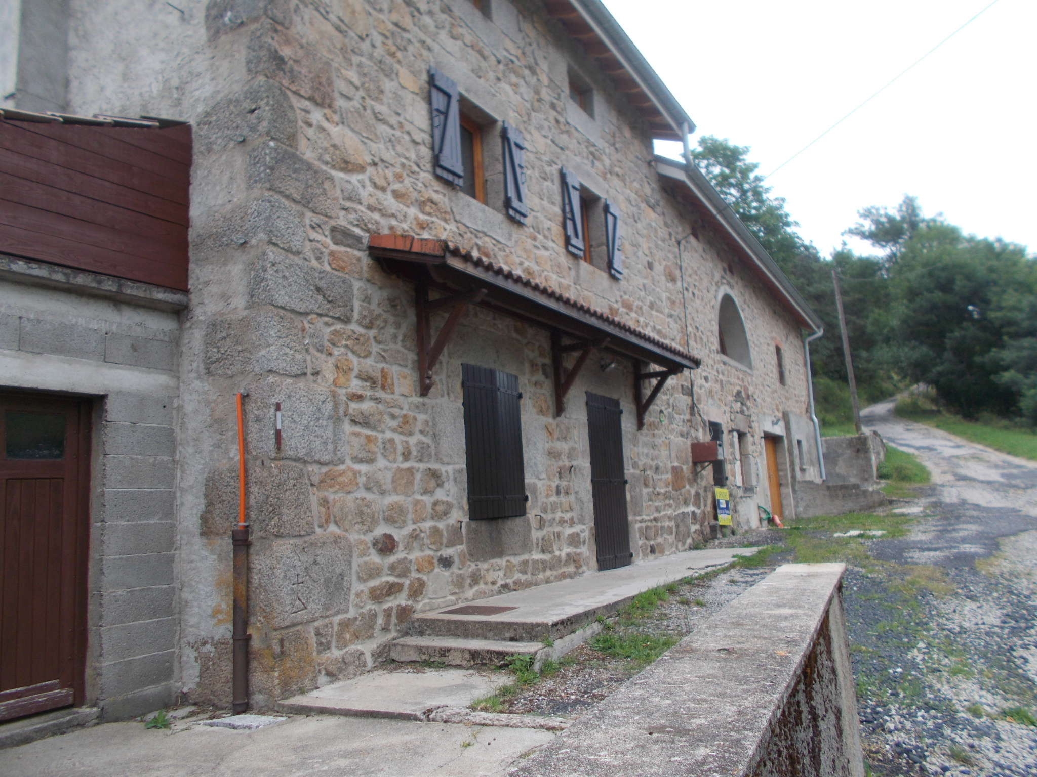 Maison en pierre entièrement rénovée  avec dépendances et grand terrain