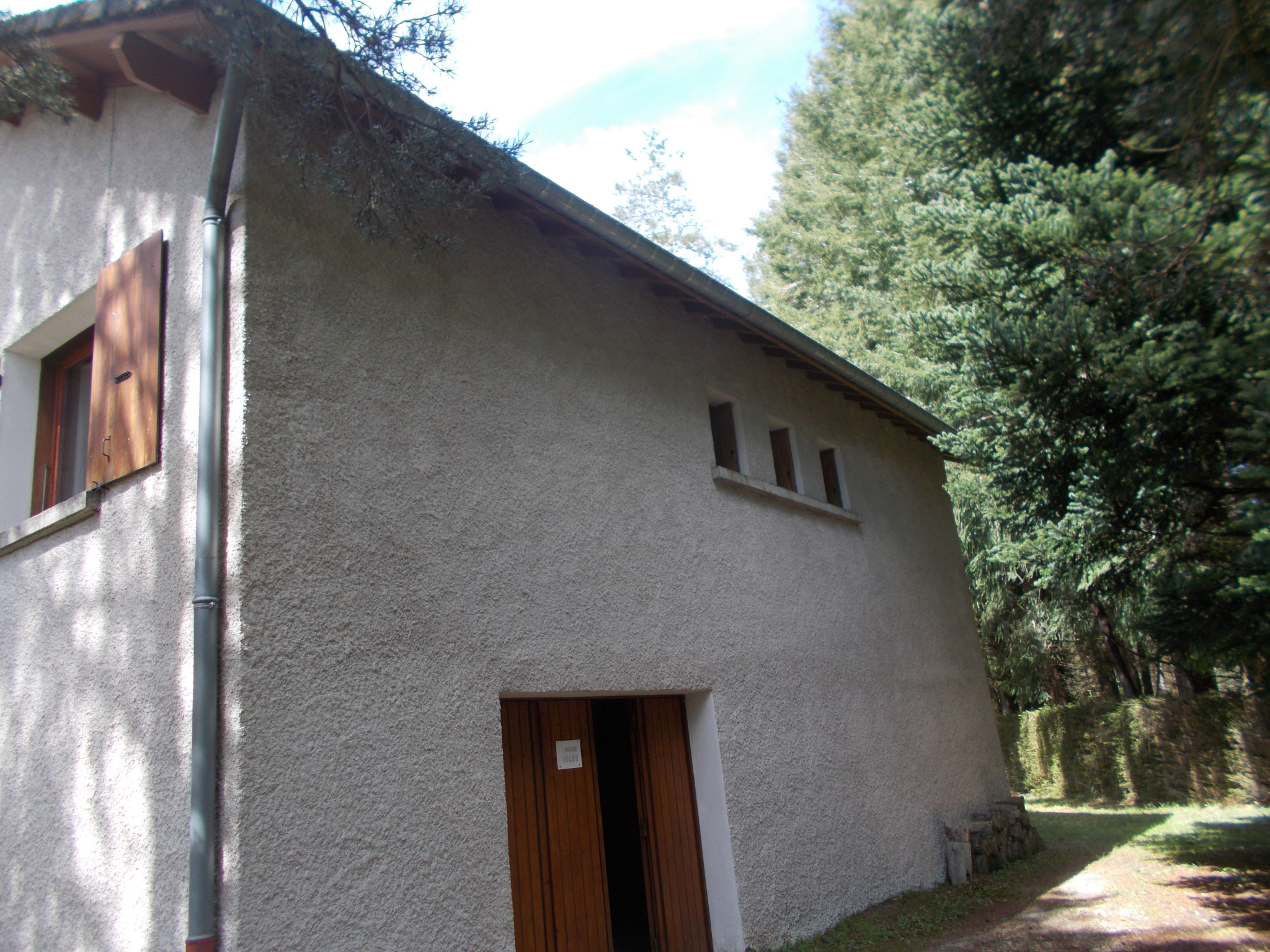 Maison indépendante sur terrain partiellement boisé