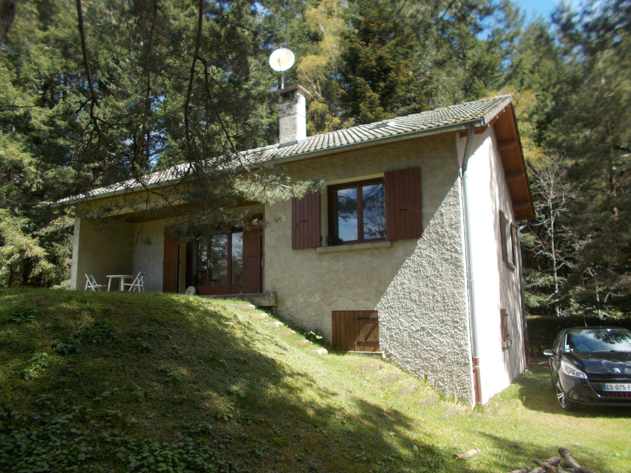 Maison indépendante sur terrain partiellement boisé