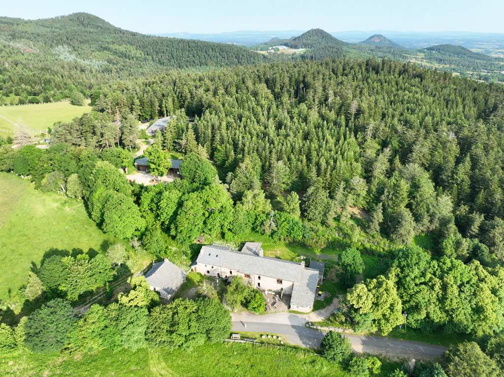 Domaine isolé dans la foret du Meygal