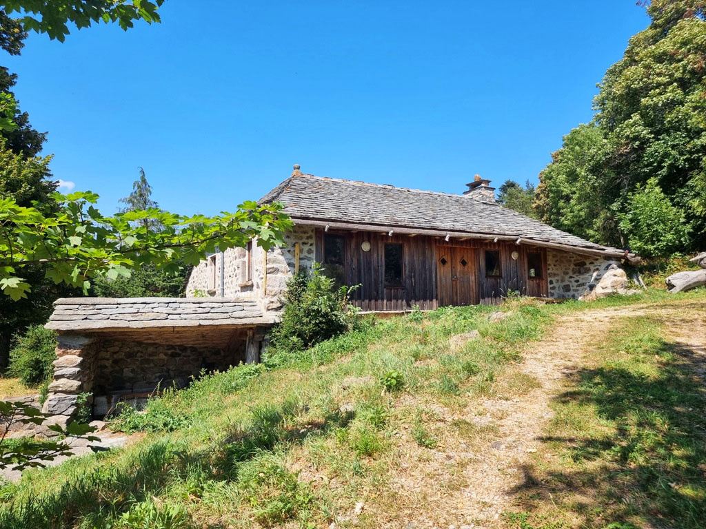 Domaine isolé dans la foret du Meygal