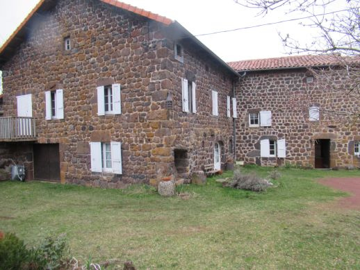 Maison de village avec dépendances et terrain