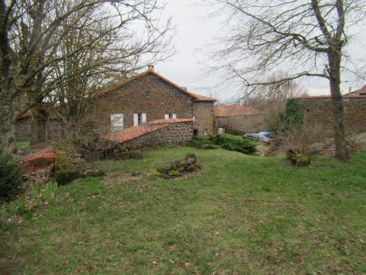 Maison de village avec dépendances et terrain