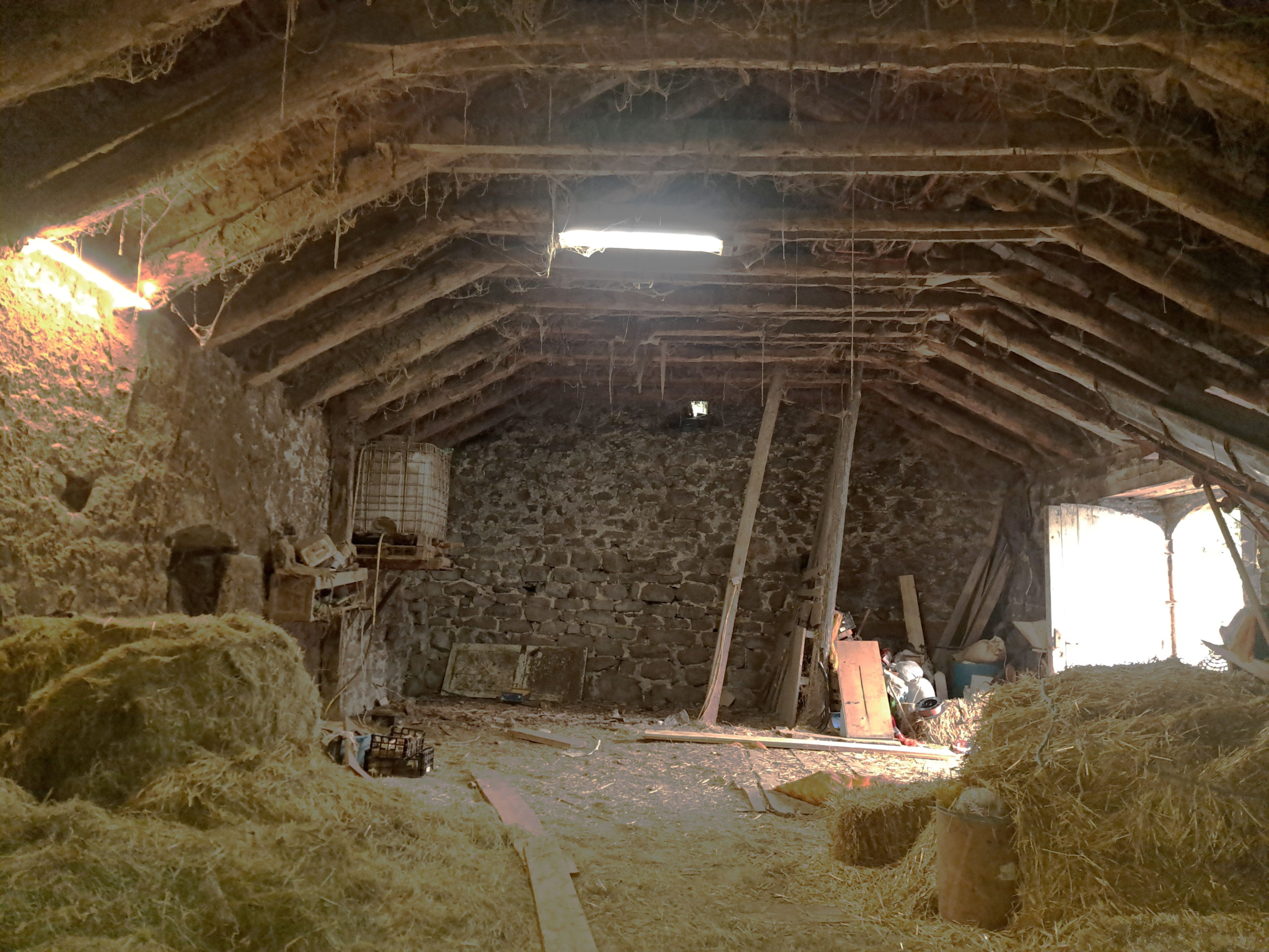 Ferme en pierre ancienne autour de 1900 et Maison en Moellon 1985