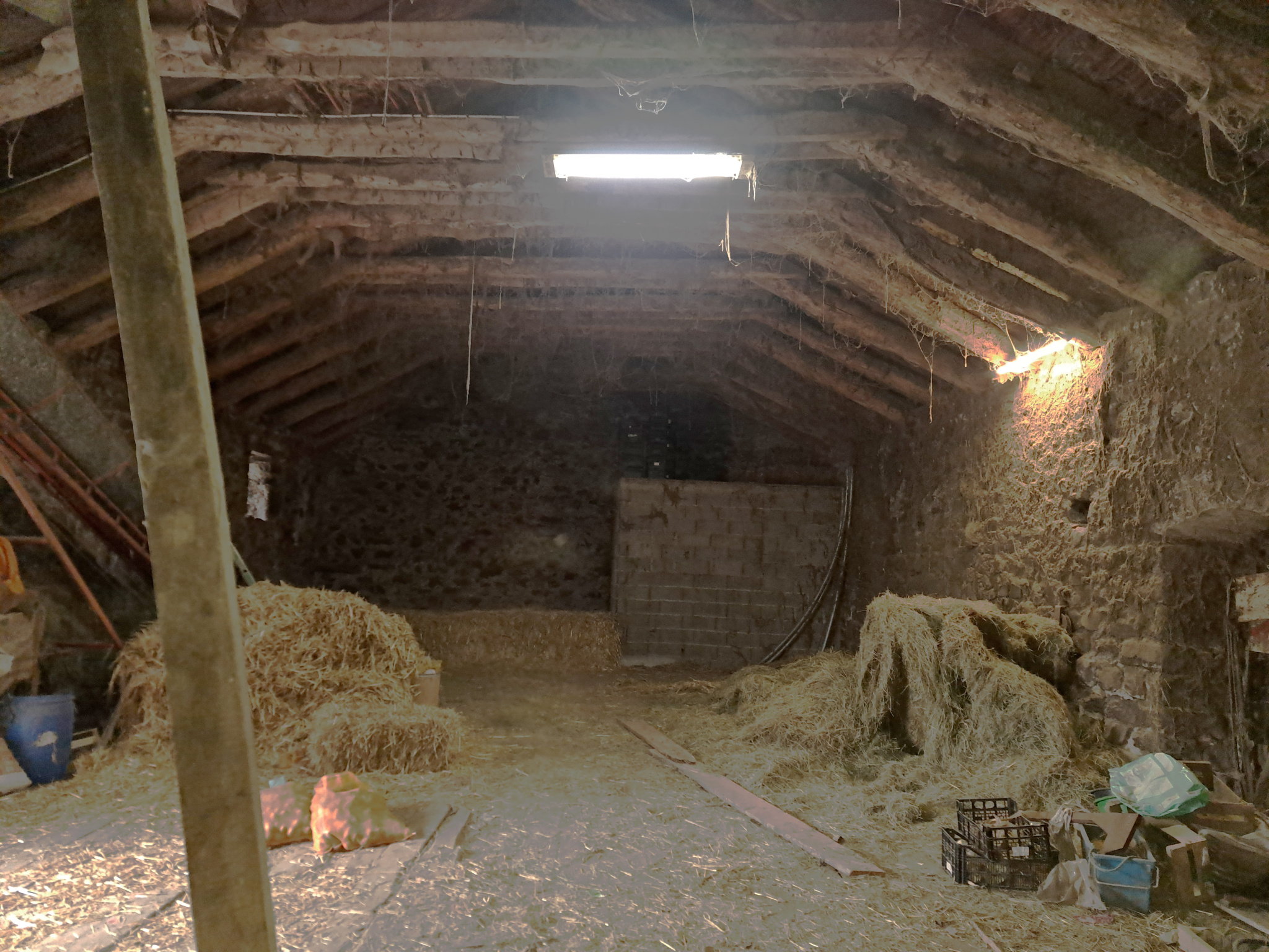 Ferme en pierre ancienne autour de 1900 et Maison en Moellon 1985