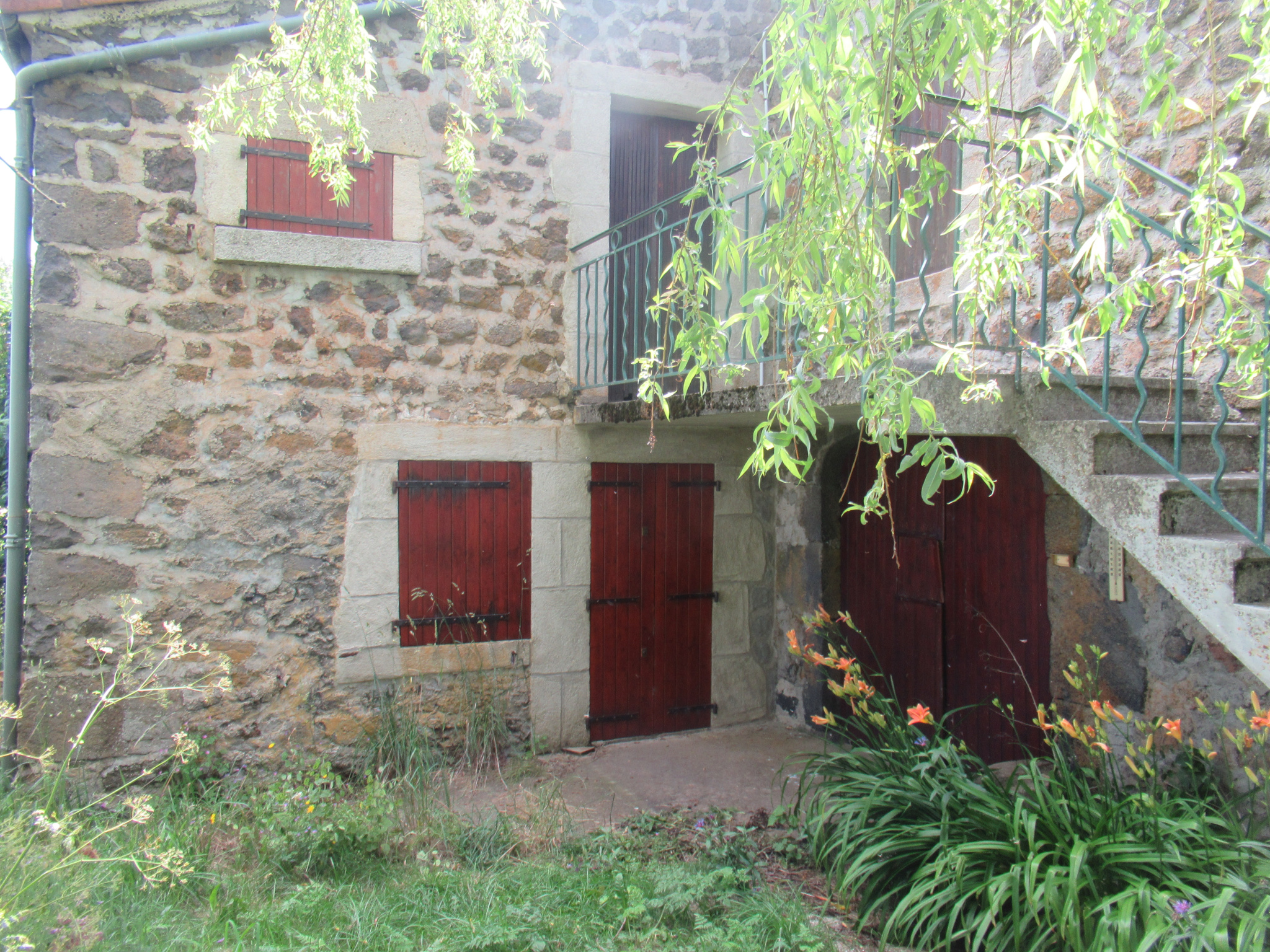 Ancienne ferme avec toiture en bon état