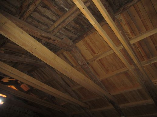 Ancienne ferme avec toiture en bon état