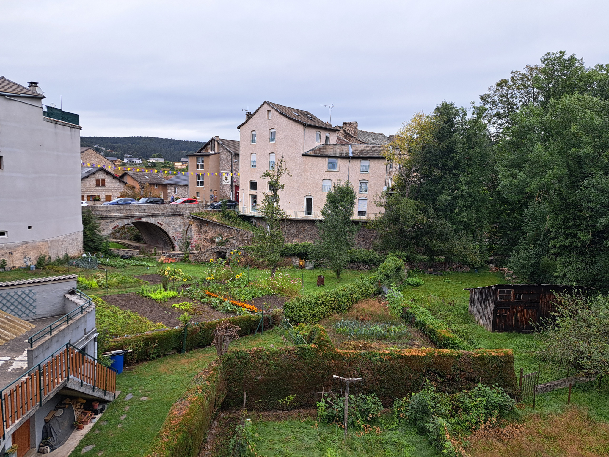 Immeuble au coeur de Tence 280 m2 habitable plus sous-sol.