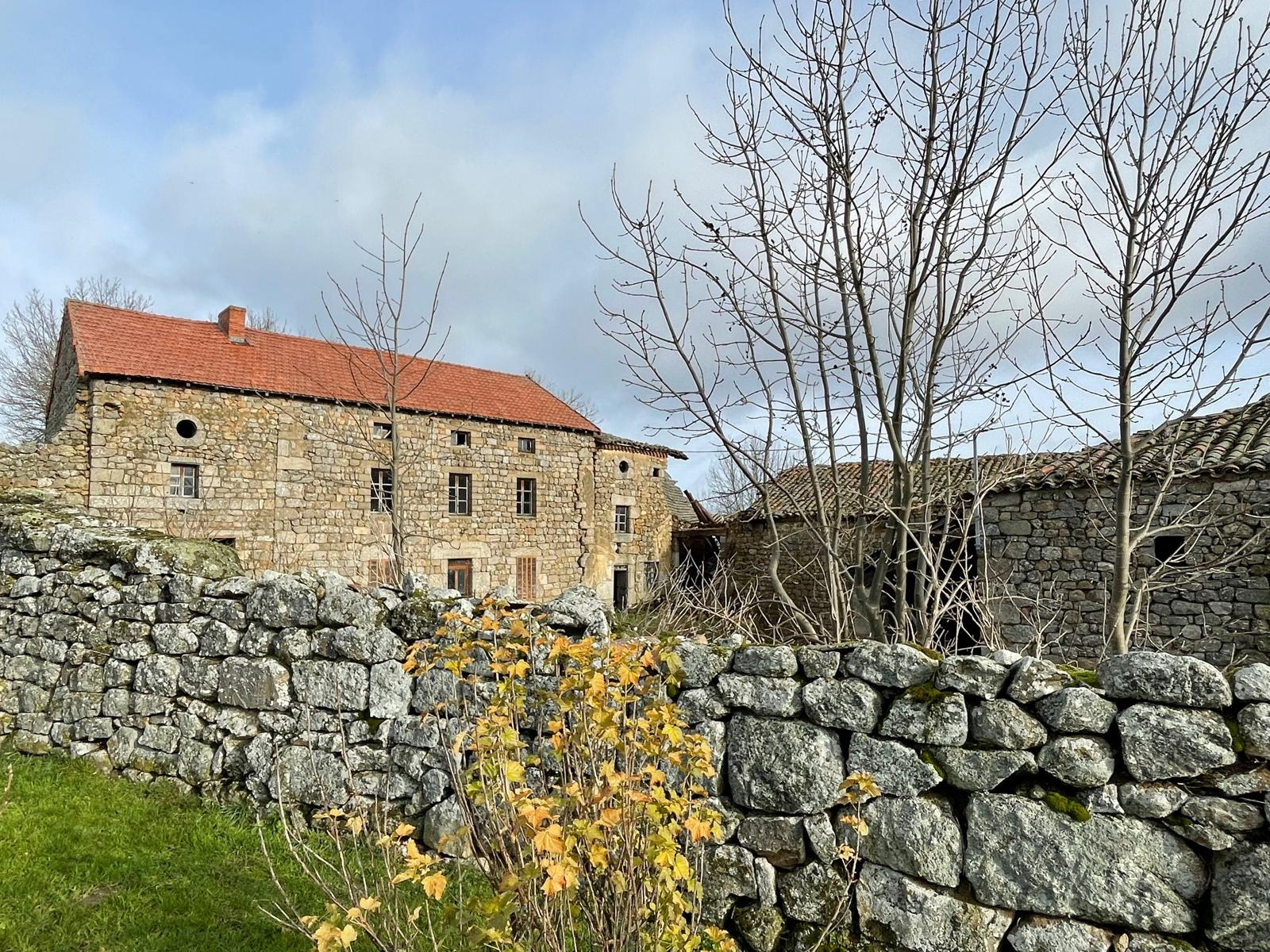 Jolie ferme à rénover avec 2000 m2 de terrain attenant
