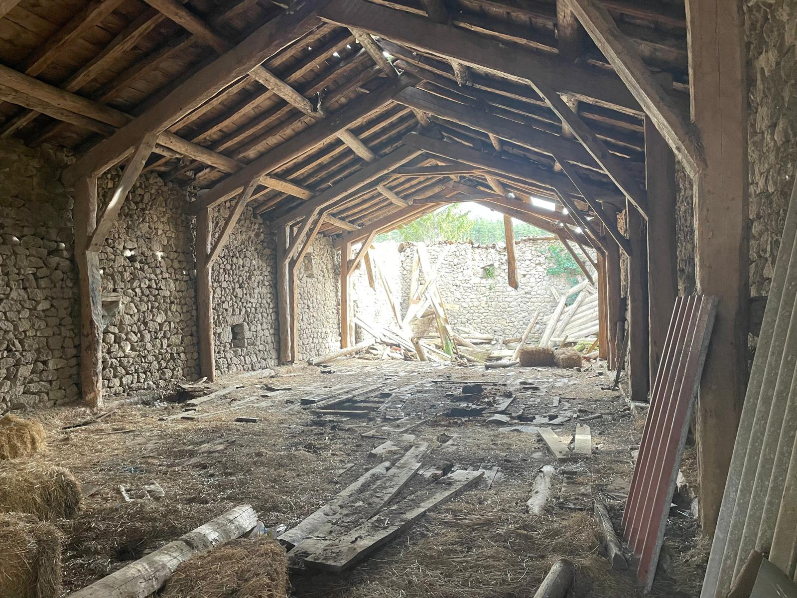 Jolie ferme à rénover avec 2000 m2 de terrain attenant