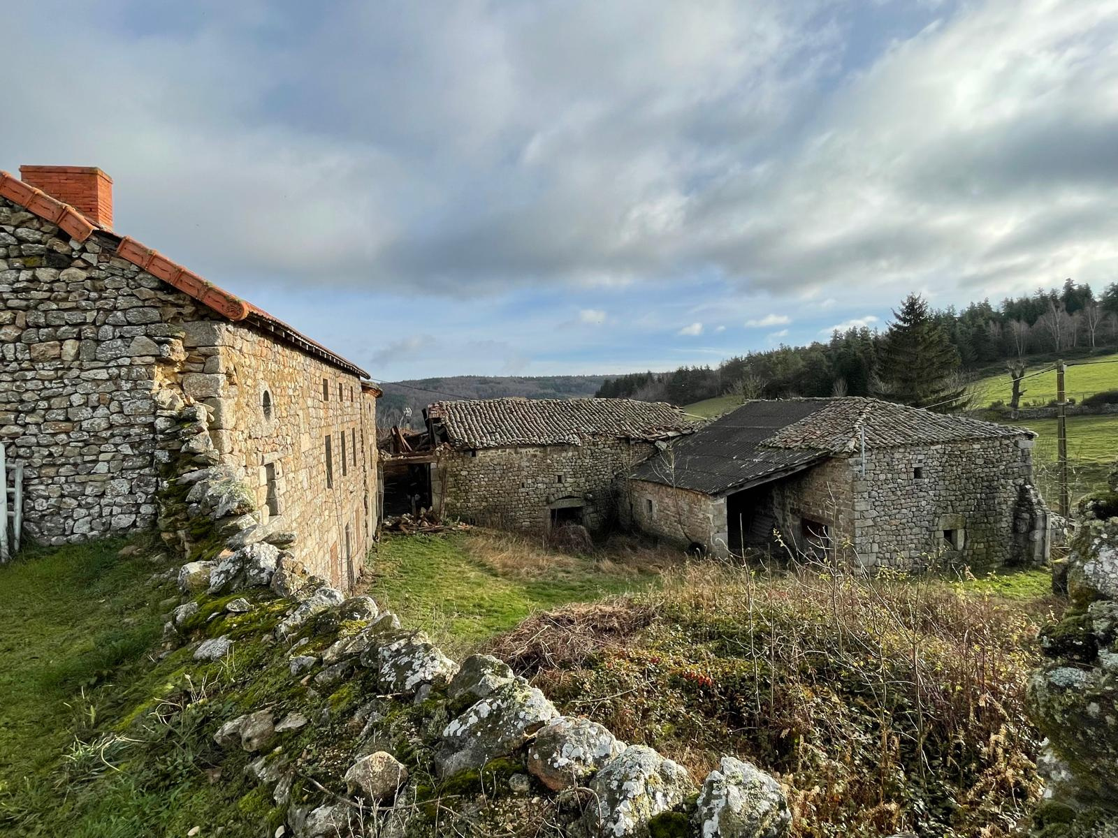 Jolie ferme à rénover avec 2000 m2 de terrain attenant