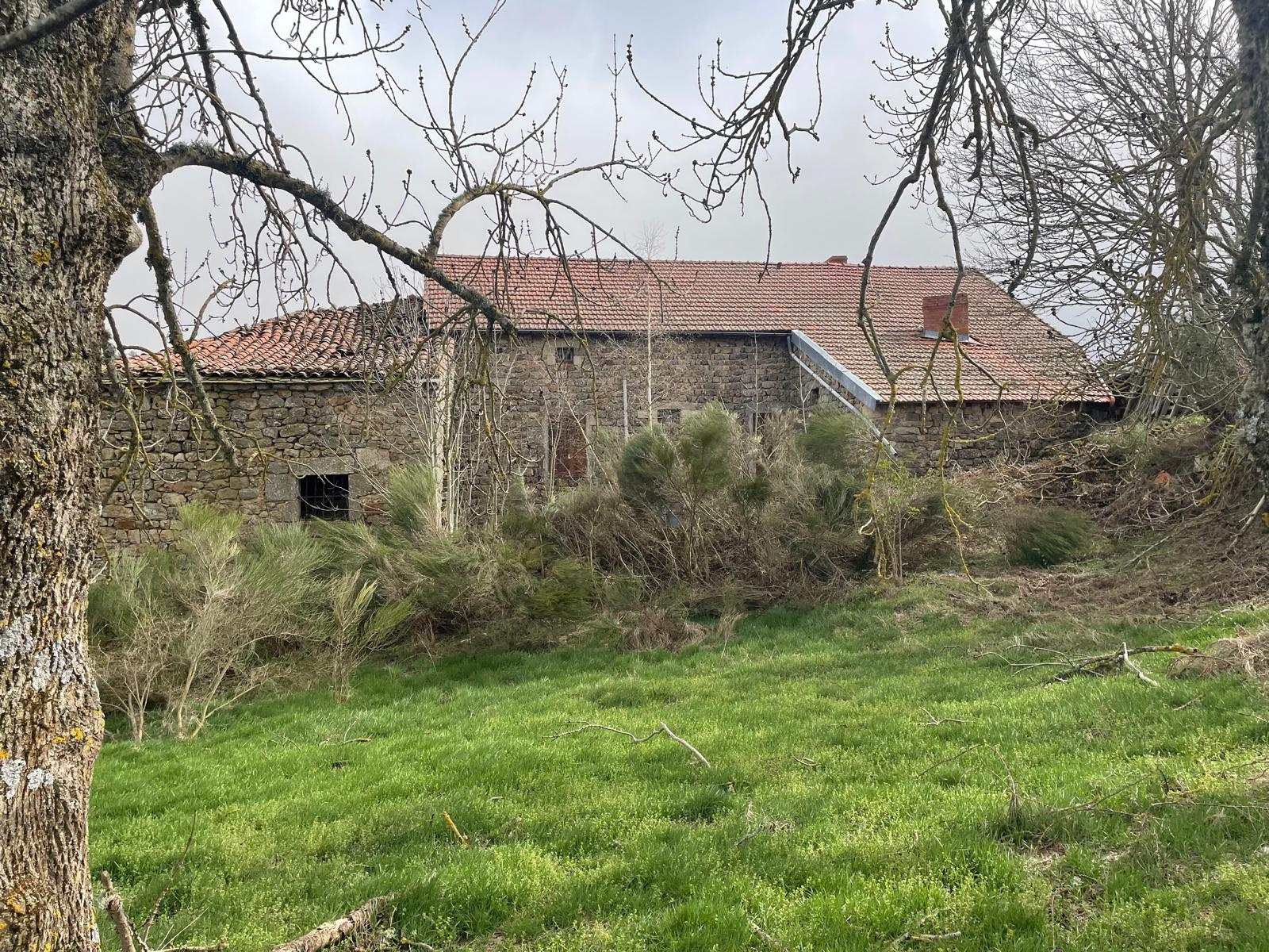 Jolie ferme à rénover avec 2000 m2 de terrain attenant