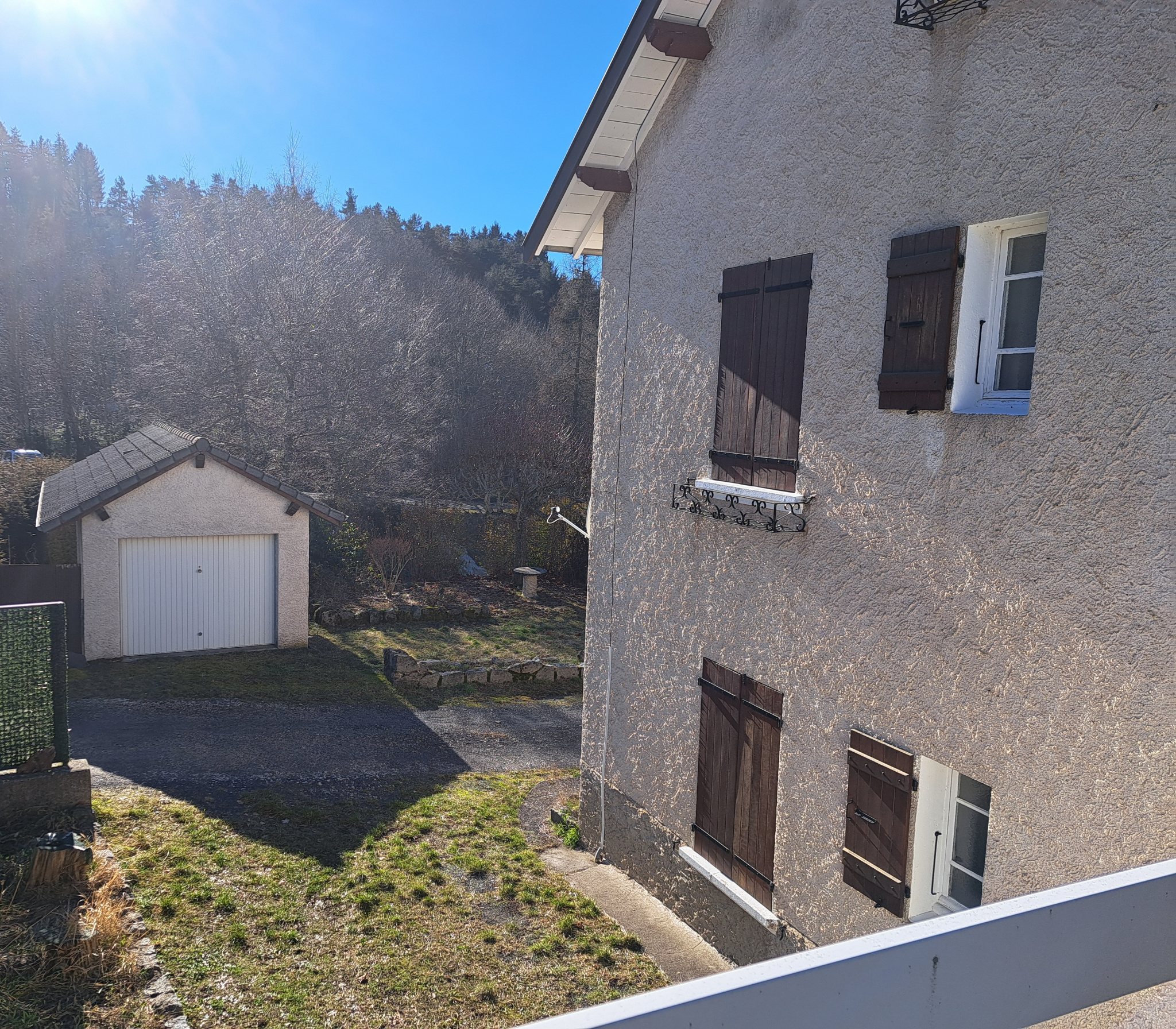 Maison de centre village, 2 appartements, 2 garages, sur 900m2 de terrain