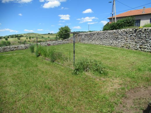 Maison en pierres avec terrain attenant