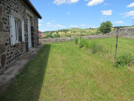 Maison en pierres avec terrain attenant