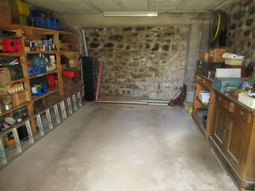 Maison en pierres avec terrain attenant