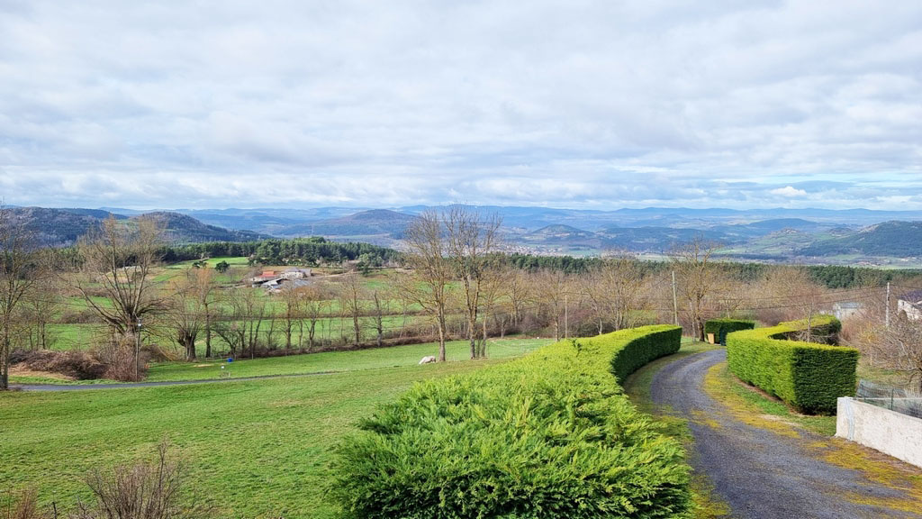 Maison Proche St Julien avec vue panoramique.