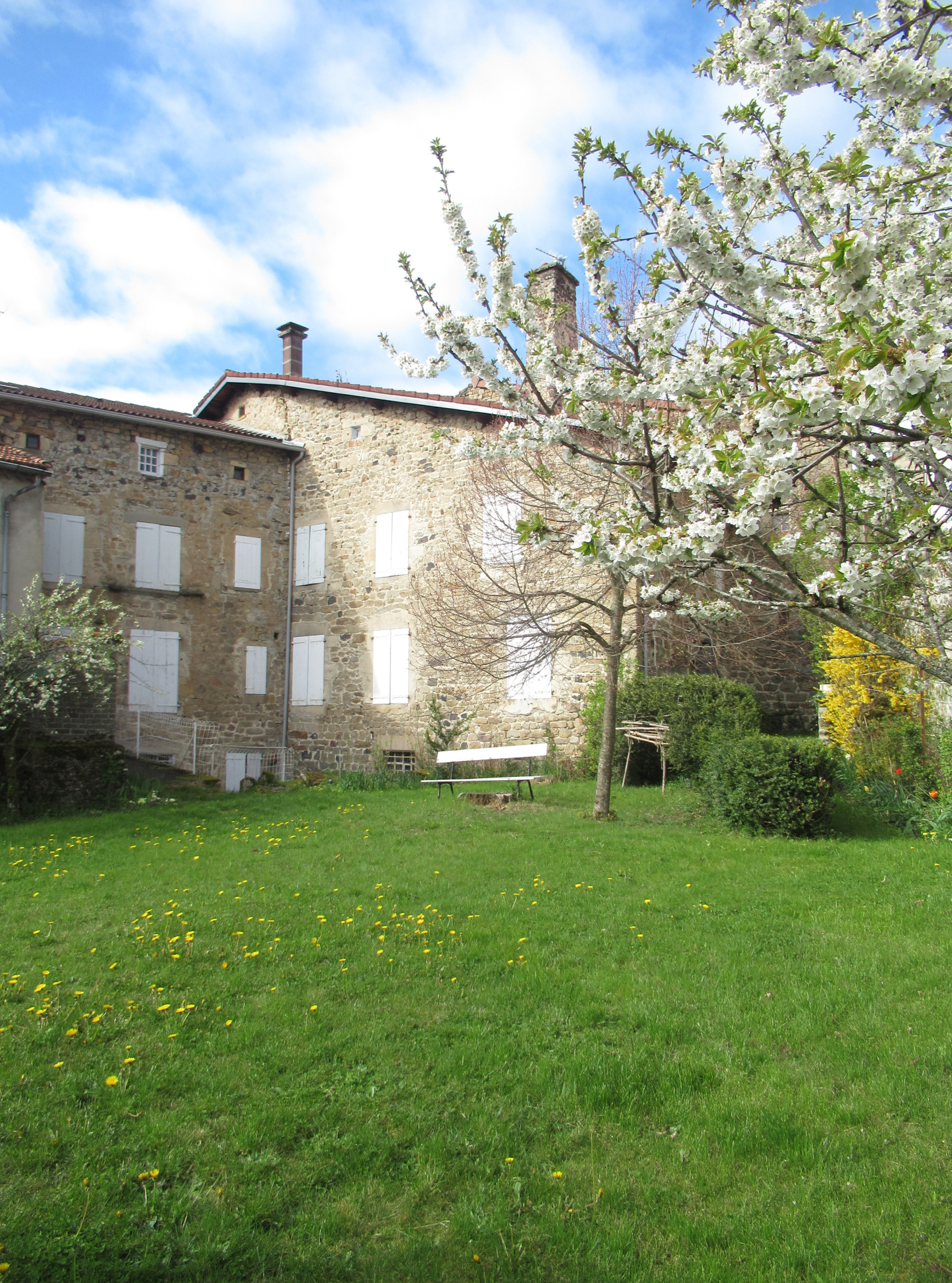 Jolie maison en pierre avec terrain attenant