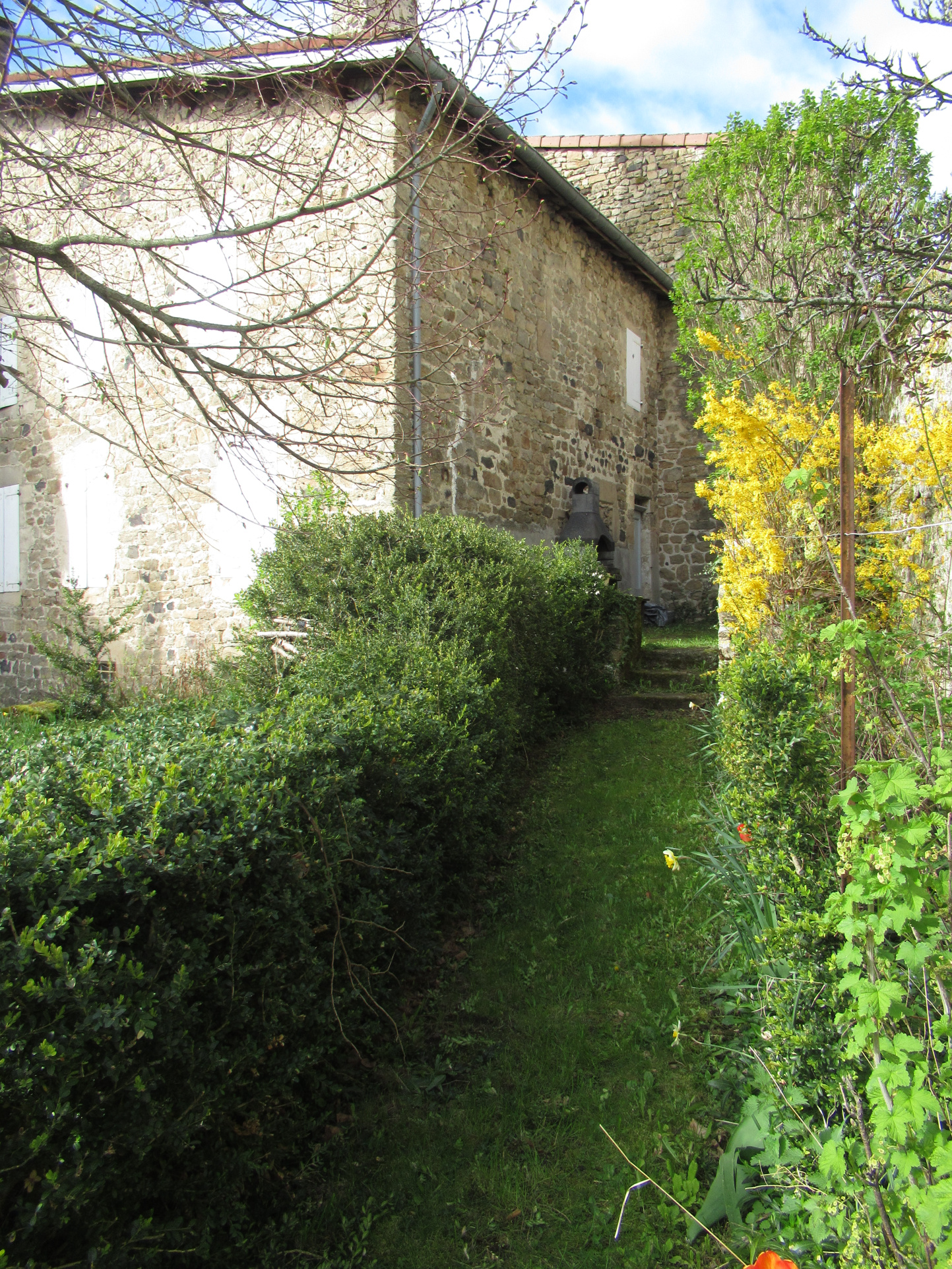 Jolie maison en pierre avec terrain attenant