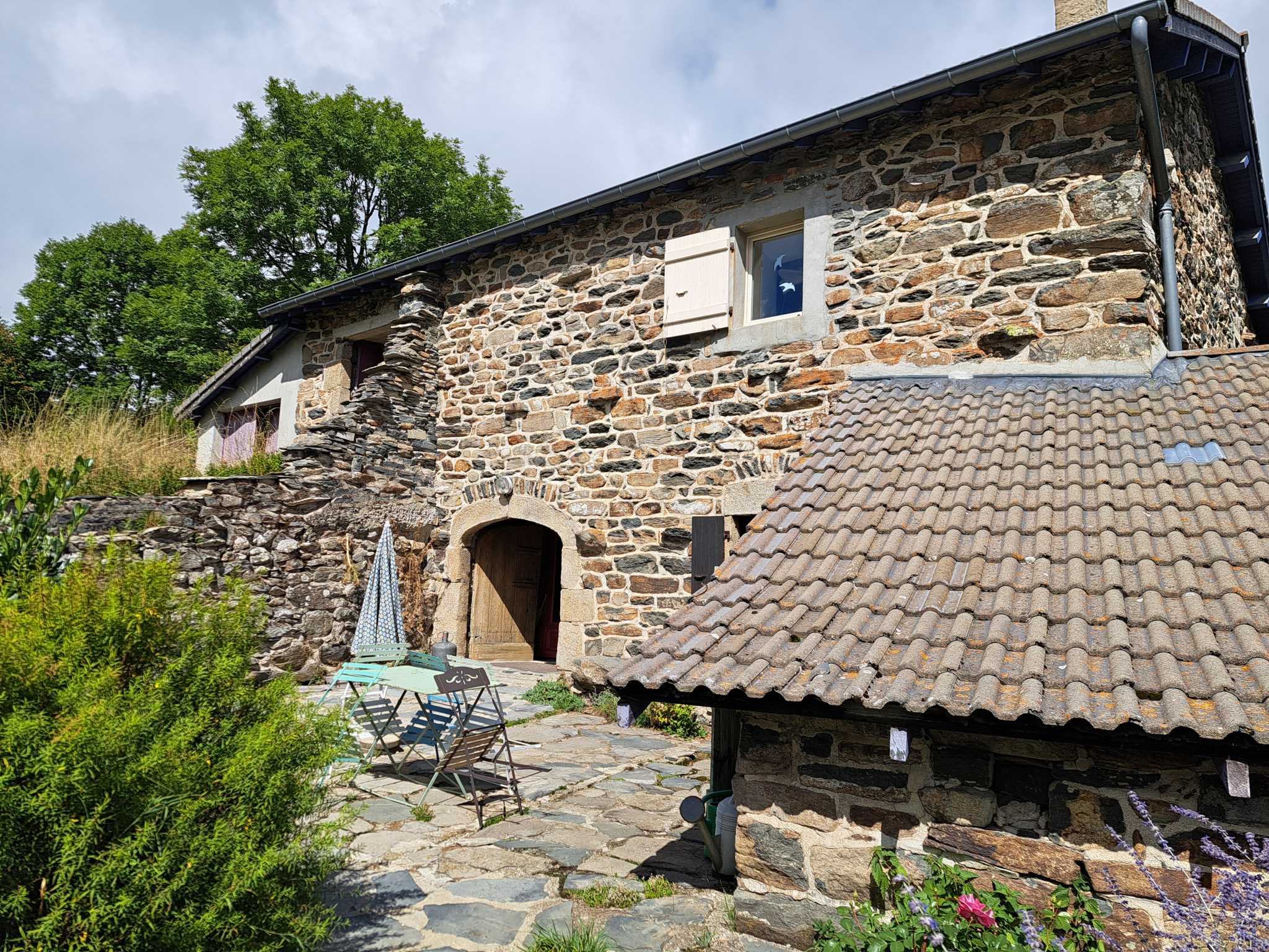 Petite ferme en pierre sur 4668 m2 de terrain sur la commune du Mazet Saint Voy