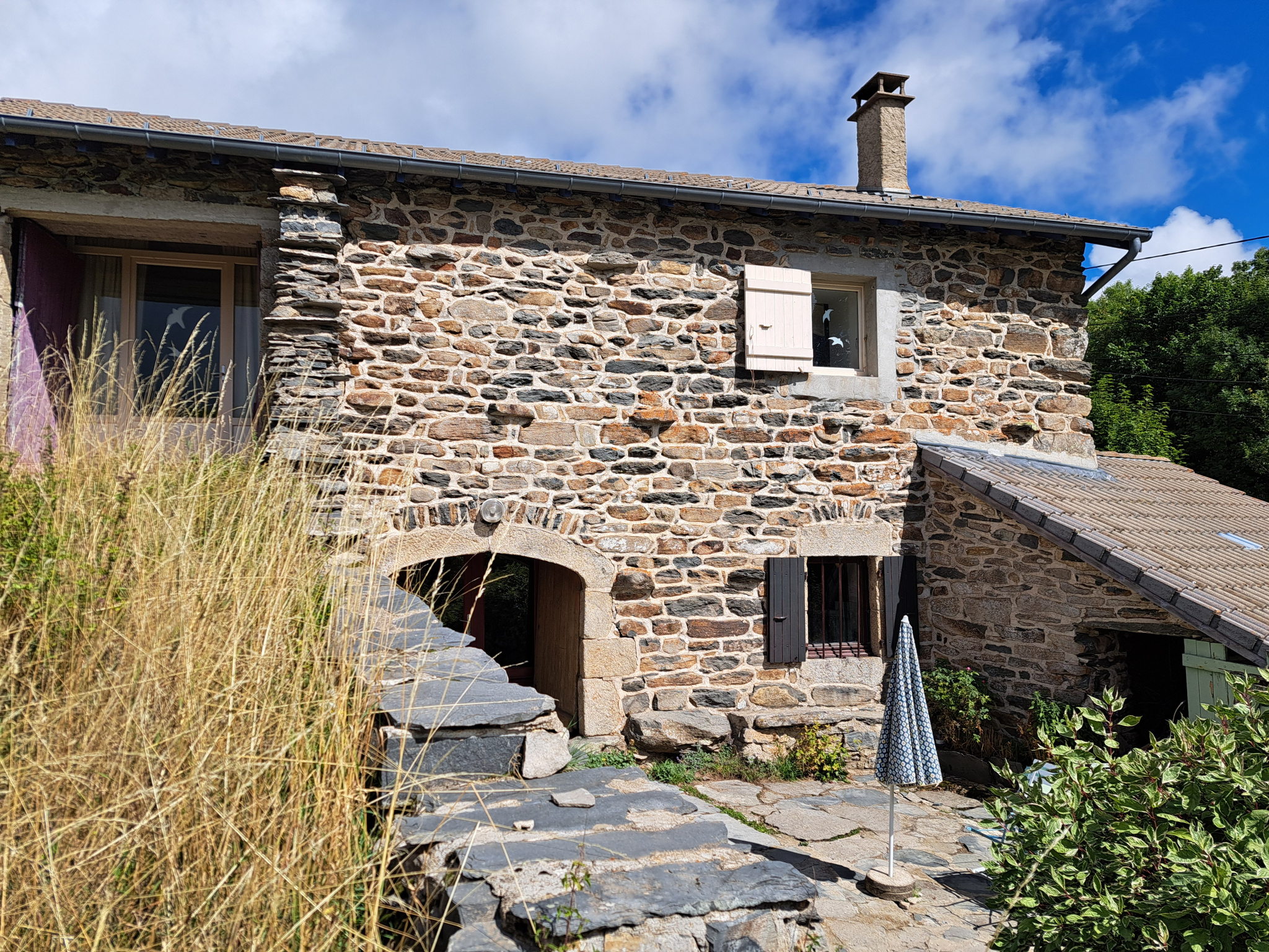 Petite ferme en pierre sur 4668 m2 de terrain sur la commune du Mazet Saint Voy