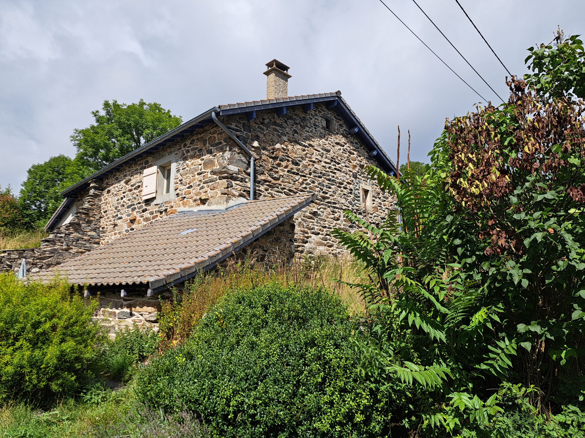 Petite ferme en pierre sur 4668 m2 de terrain sur la commune du Mazet Saint Voy