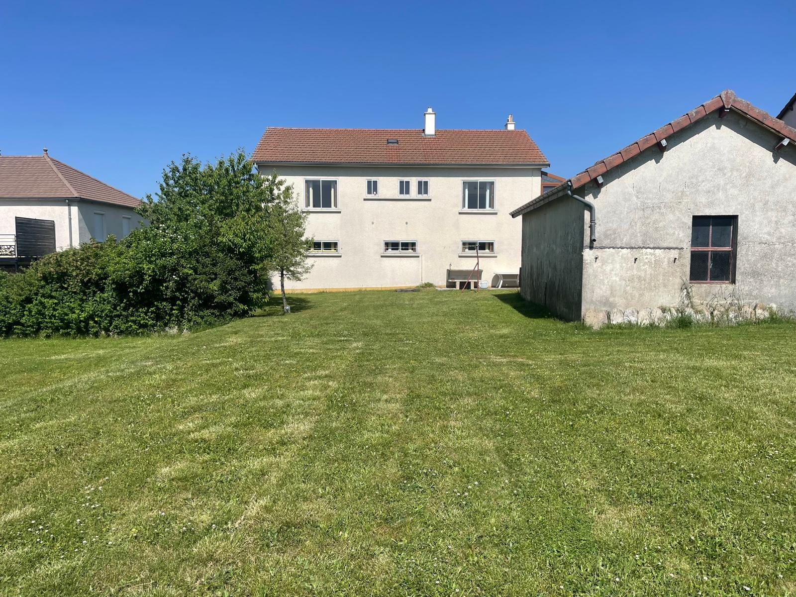 Très jolie maison avec 1200 m de terrain attenant