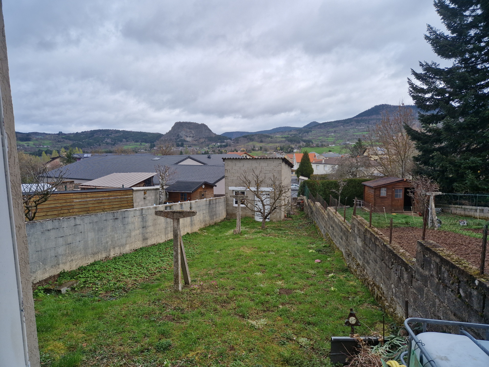 Maison avec jardin de 297m2 - St Julien Chapteuil