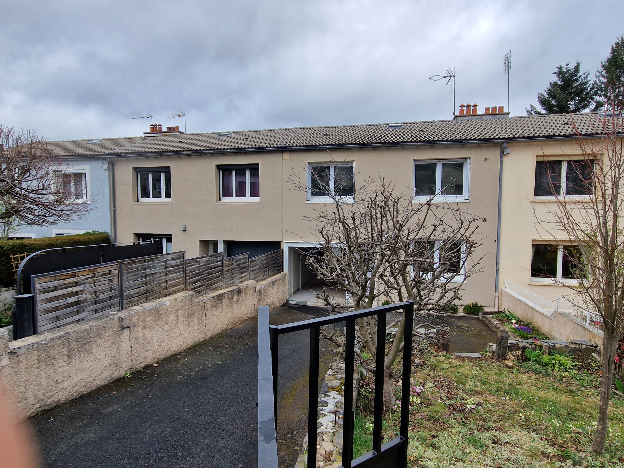 Maison avec jardin de 297m2 - St Julien Chapteuil